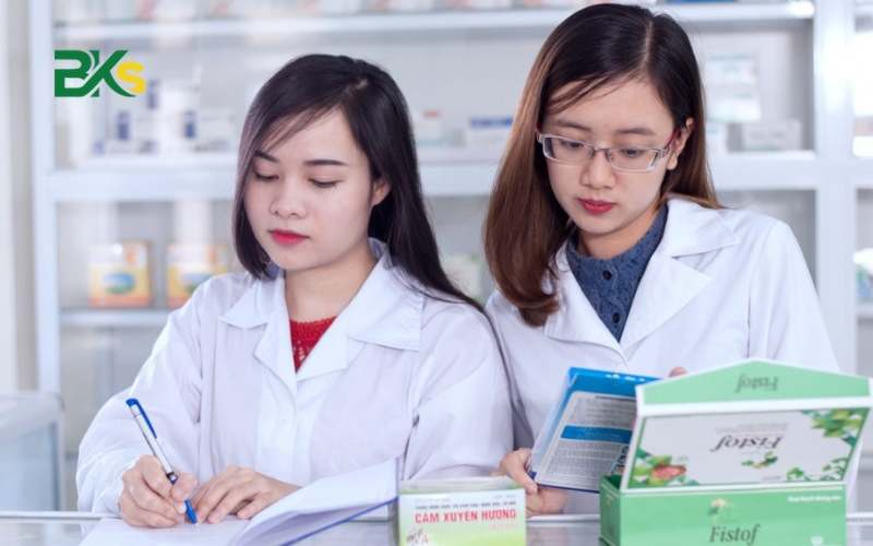 Điểm chuẩn Cao đẳng Dược 2025 là bao nhiêu? 21 Lợi ích khi học Cao đẳng Dược