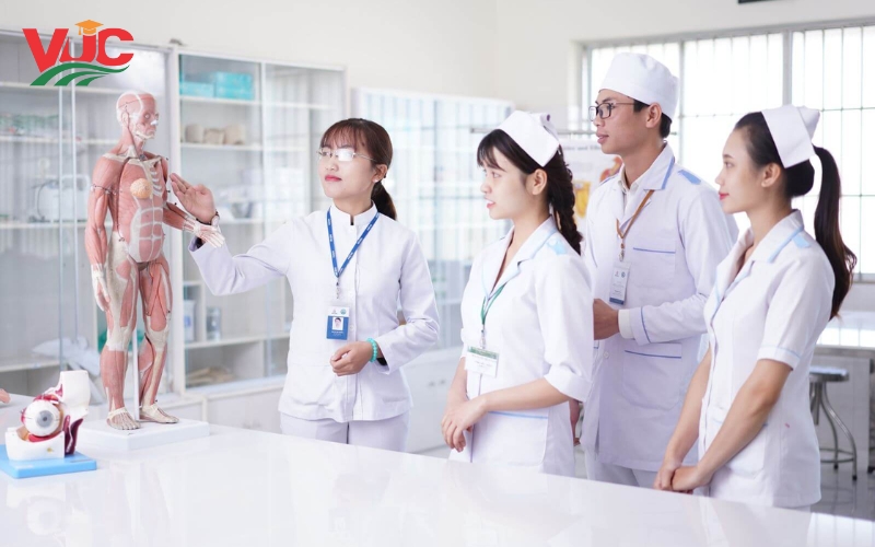 Những lưu ý khi chọn trường học Văn bằng 2 Trung cấp Điều dưỡng