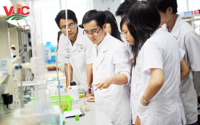 Trung cấp Dược vừa học vừa làm phù hợp với những ai?