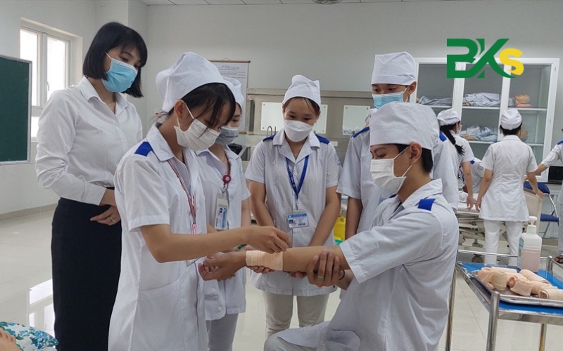 Điểm chuẩn Cao đẳng Điều dưỡng là bao nhiêu? Thi khối nào? 3 Những ai phù hợp học Cao đẳng Điều dưỡng