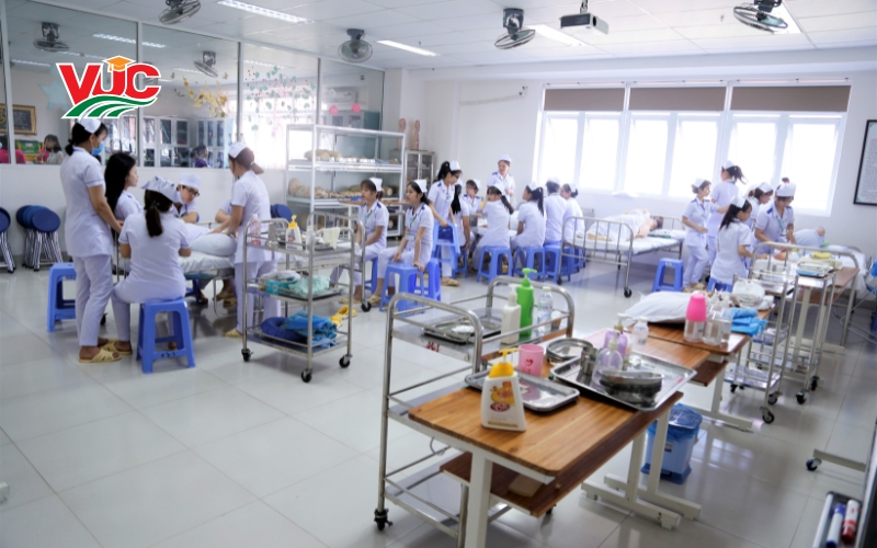 Thời gian học Cao đẳng Điều dưỡng là bao lâu? 7 Thông tin tuyen sinh cao đẳng điều dưỡng