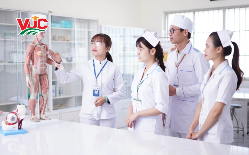 Trung cấp Điều dưỡng vừa học vừa làm có dễ xin việc? 7 Thông tin tuyển sinh Trung cấp Điều dưỡng vừa học vừa làm