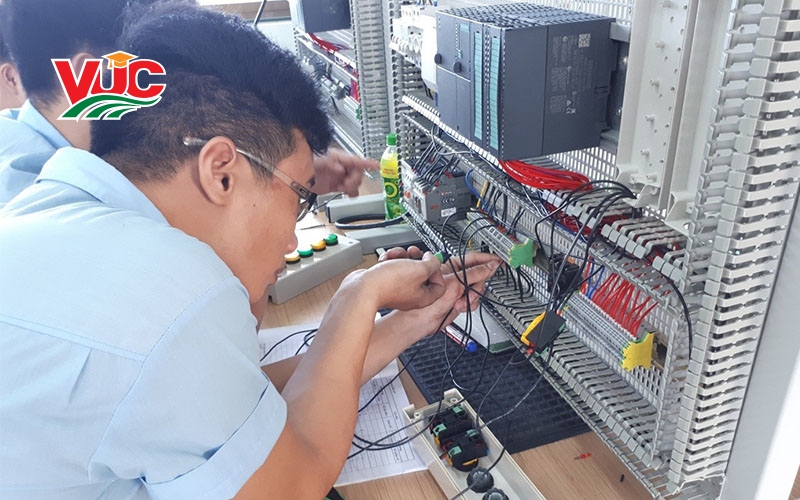 Học Trung cấp Điện Công nghiệp bao lâu?