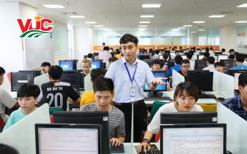 Thời gian học Trung cấp Công nghệ Thông tin Cấp tốc là bao lâu? 4 Trung cấp công nghệ Thông tin là gì?