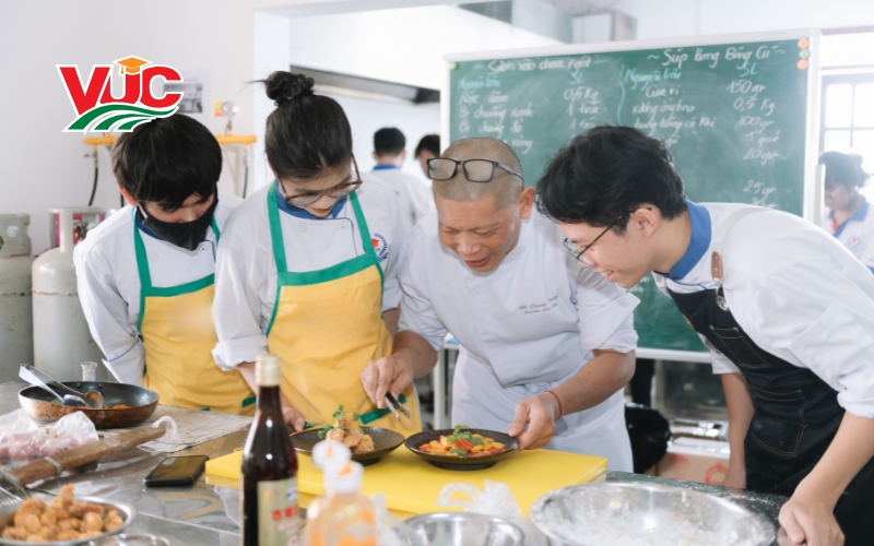 Lớp học Trung cấp Kỹ thuật chế biến món ăn vừa học vừa làm tại TpHCM 5 Ưu điểm khi học Trung cấp Kỹ thuật chế biến món ăn vừa học vừa làm