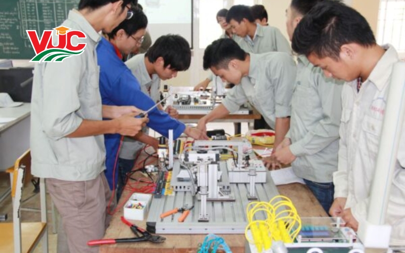 Thời gian học Trung cấp Điện Công nghiệp bao lâu? 6 Thời gian học Trung cấp Điện Công nghiệp bao lâu?