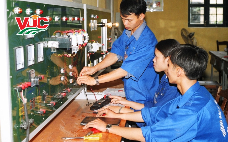 Thời gian học Trung cấp Điện Công nghiệp bao lâu? 7 Thông tin tuyển sinh Trung cấp Điện Công nghiệp