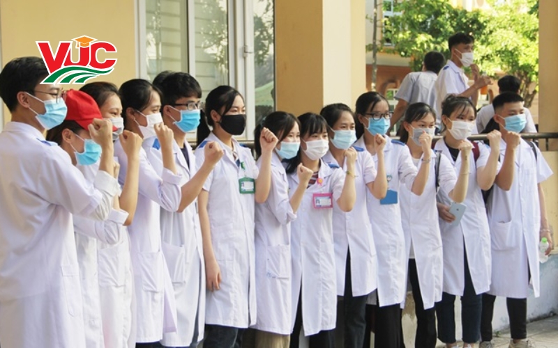 Có nên học Trung cấp Dược vừa học vừa làm? Học ở đâu uy tín? 5 Lý do nên học Trung cấp Dược vừa học vừa làm