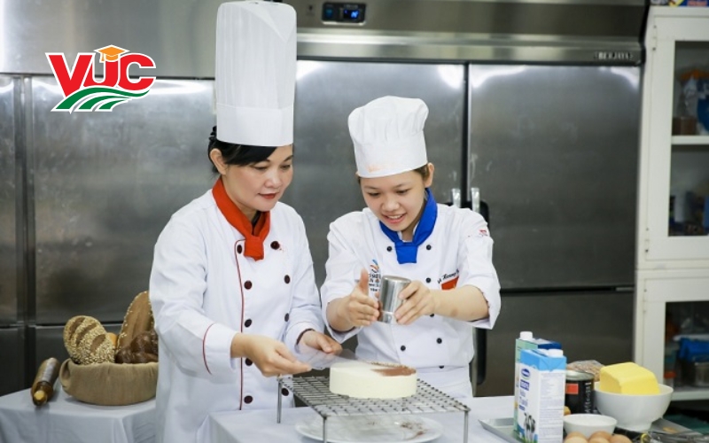 Nên học Trung cấp Kỹ thuật chế biến món ăn Từ xa ở đâu? 5 Học Trung cấp Kỹ thuật chế biến món ăn Từ xa tại Trung cấp Bách Khoa Việt Úc