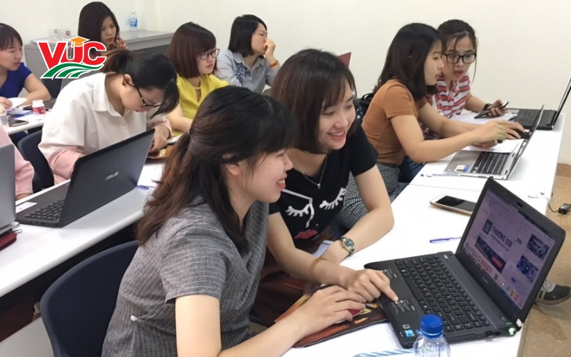 Mức lương và cơ hội: Ngành Công nghệ Thông tin hiện nay 5 Tầm quan trọng của Ngành Công nghệ Thông tin trong mọi lĩnh vực