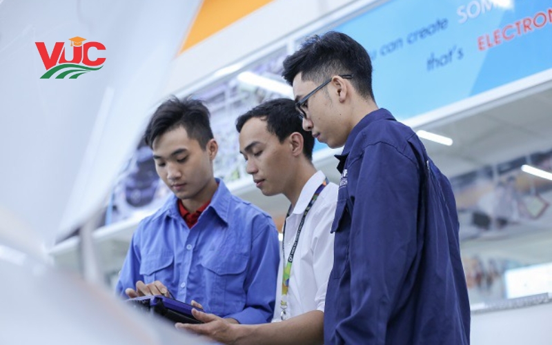 Trường Công nghệ Kỹ thuật Ô tô uy tín? 4 Trung cấp Công nghệ Ô tô: Bắt kịp xu hướng nghề nghiệp