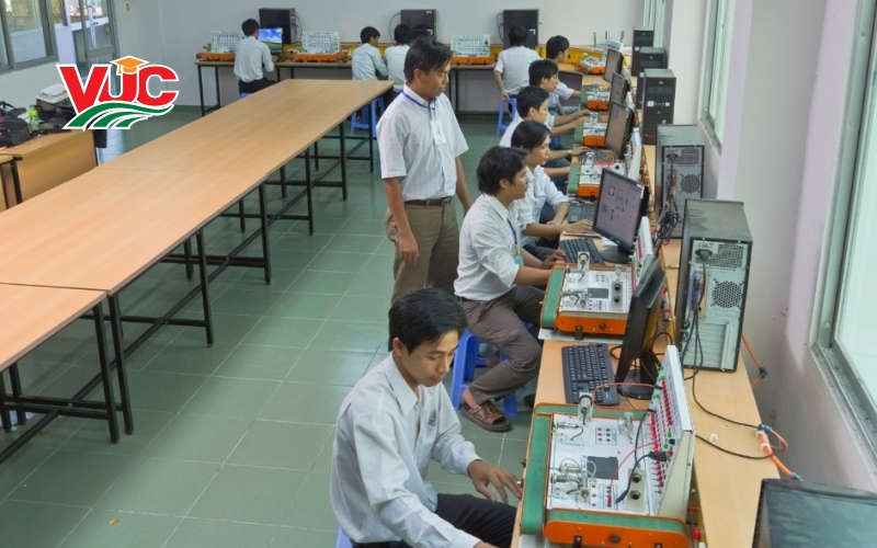 Trung cấp Điện Công nghiệp và Dân dụng Cấp tốc ra trường thu nhập bao nhiêu?