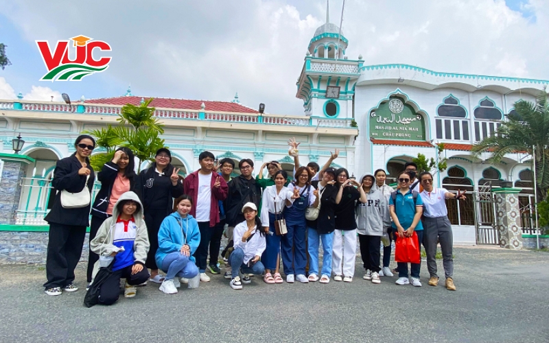 Học phí Trung cấp Hướng dẫn du lịch Vừa học vừa làm tốn bao nhiêu?