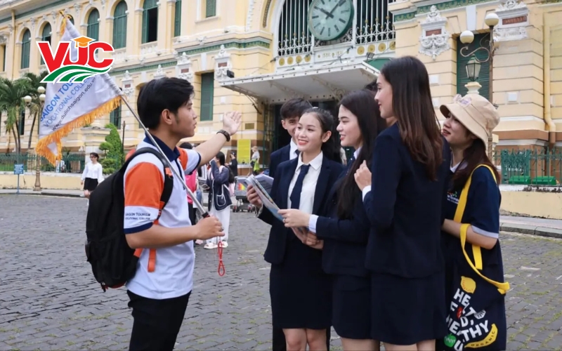 Như thế nào là Trung cấp Hướng dẫn du lịch Vừa học vừa làm?