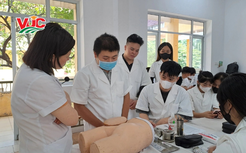 Chọn Học Trung cấp Y sĩ Đa Khoa