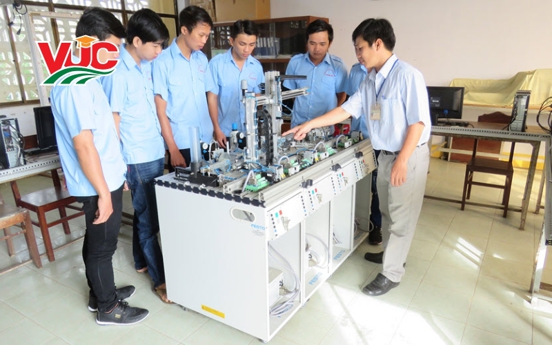 Học Trung cấp Điện Công nghiệp vừa học vừa làm tại Trung cấp Bách Khoa Việt Úc
