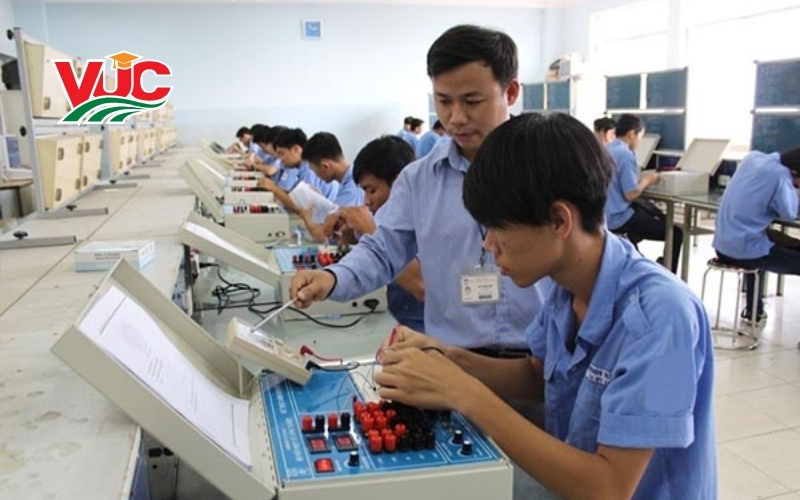 Tại sao nên chọn học Trung cấp Điện Công nghiệp vừa học vừa làm?