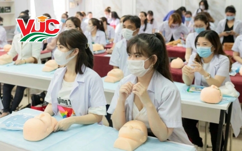 Học phí Trung cấp Chăm sóc sắc đẹp 2026: Đắt hay Rẻ?