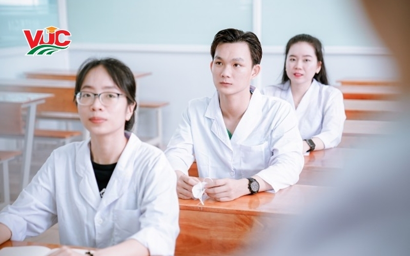 Học từ xa Trung cấp Điều dưỡng năm 2026: Tổ hợp xét tuyển? Lấy bao nhiêu điểm? 7 Thông tin tuyển sinh học từ xa Trung cấp Điều dưỡng