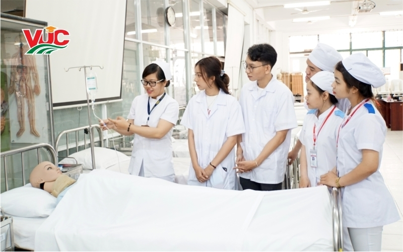 Học từ xa Trung cấp Điều dưỡng năm 2026: Tổ hợp xét tuyển? Lấy bao nhiêu điểm? 6 Tổ hợp xét tuyển học từ xa Trung cấp Điều dưỡng