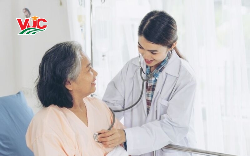 Chương trình học Liên thông Cao đẳng Điều dưỡng mới nhất 2026 6 Mức thu nhập sau khi liên thông của sinh viên Cao đẳng Điều dưỡng