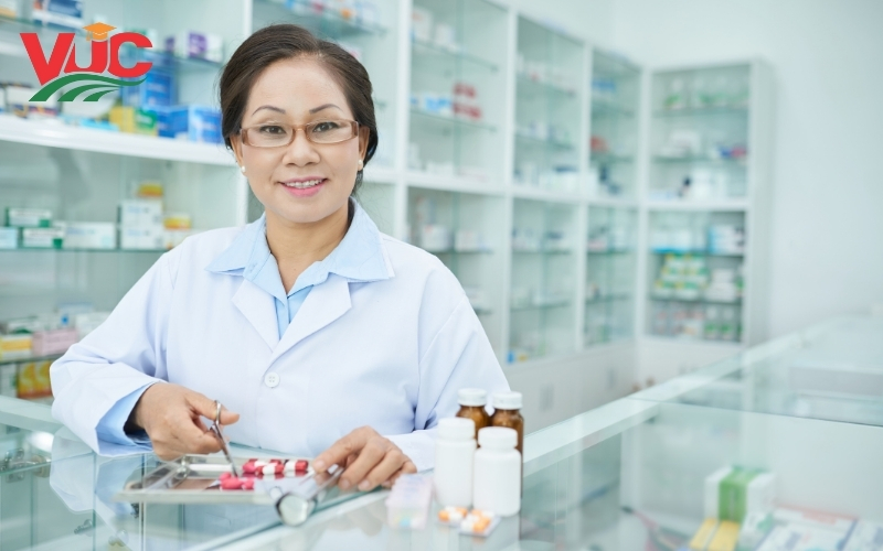 Nên học Trung cấp Dược Từ xa ở đâu tại TP.HCM?
