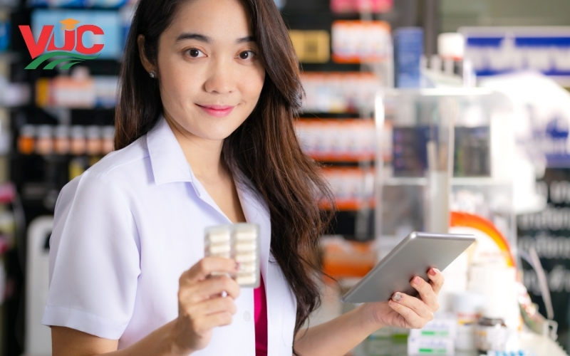 Vì sao người đi làm nên chọn học Trung cấp ngành Dược Từ xa?