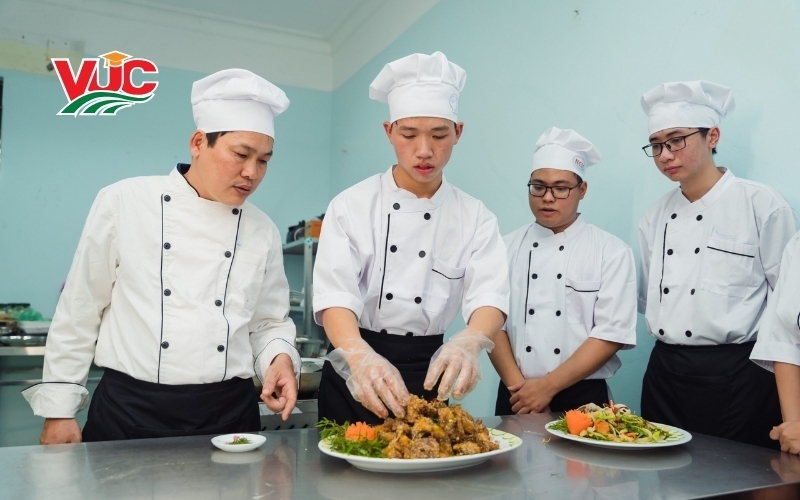 Lớp Trung cấp Kỹ thuật chế biến món ăn cho người bận rộn 2026 5 Trung cấp Kỹ thuật chế biến món ăn: Học để làm chủ gian bếp hiện đại