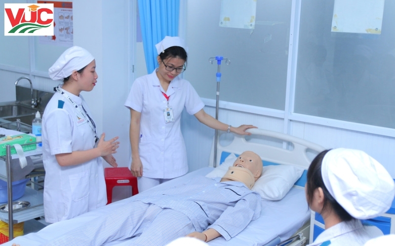 Cao đẳng Y sĩ đa khoa vừa học vừa làm 2026 dựa đoán lấy bao nhiêu điểm?