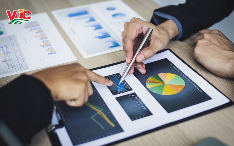 Học Trung cấp Quản trị kinh doanh hệ văn bằng 2