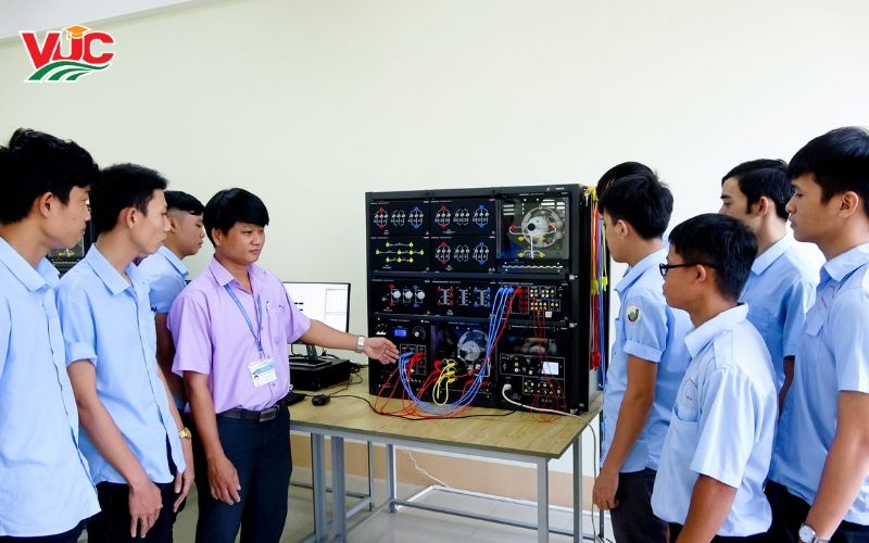 Trường đào tạo ngành Điện Công nghiệp khu vực TpHCM 5 Tại sao phải chọn Trường đào tạo ngành Điện Công nghiệp chuẩn quy định?