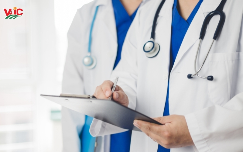 Top các trường liên thông Y sĩ lên Bác sĩ đa khoa chất lượng cao 6 Tại sao việc chọn trường liên thông Y sĩ lên Bác sĩ đa khoa lại quan trọng?