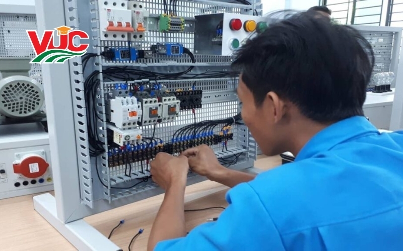 Học văn bằng 2 Trung cấp Điện Công nghiệp ở đâu chất lượng? 5 Tìm hiểu về học văn bằng 2 Trung cấp Điện Công nghiệp?
