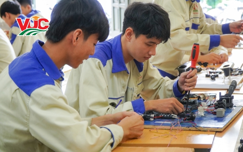Học ngành Công nghệ Ô tô từ xa - Đào tạo linh hoạt phù hợp cho người bận rộn 5 Tại sao học ngành Công nghệ Ô tô từ xa là xu hướng?
