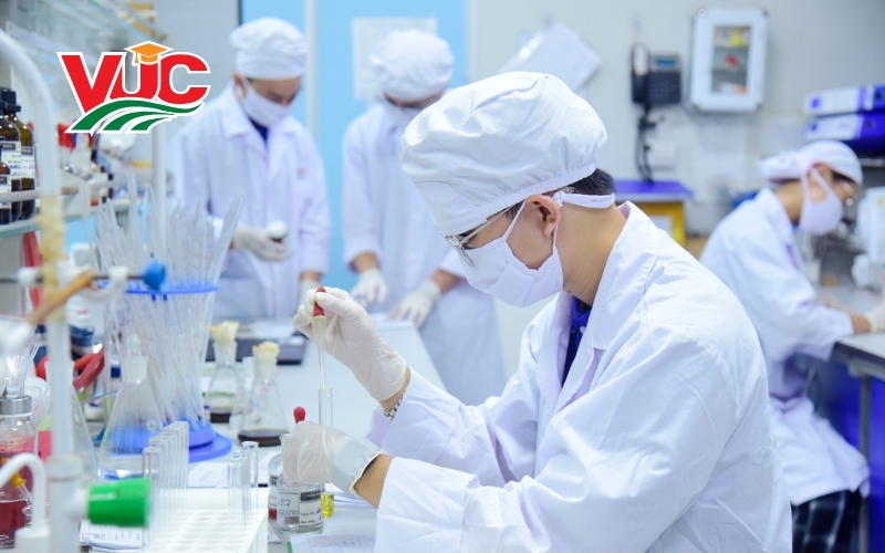 Ngành Dược sĩ hệ Trung cấp liệu có bị đào thải? 6 Giá trị bền vững khi học ngành Dược sĩ hệ trung cấp tại Bách Khoa Việt Úc