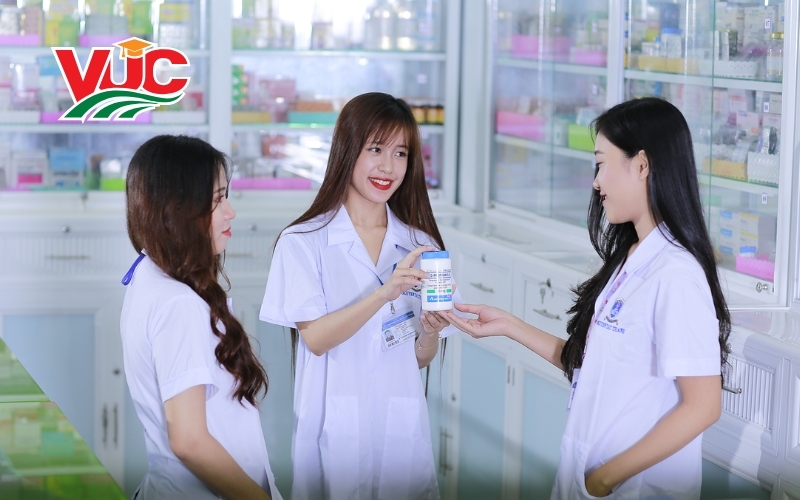 Ngành Dược sĩ hệ Trung cấp liệu có bị đào thải? 5 Tại sao ngành Dược sĩ hệ trung cấp vẫn cực kỳ quan trọng?