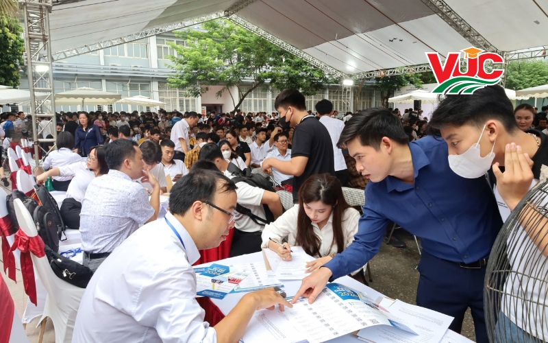 Các khoản lệ phí hành chính và chính sách thực tập tốt nghiệp bạn cần biết