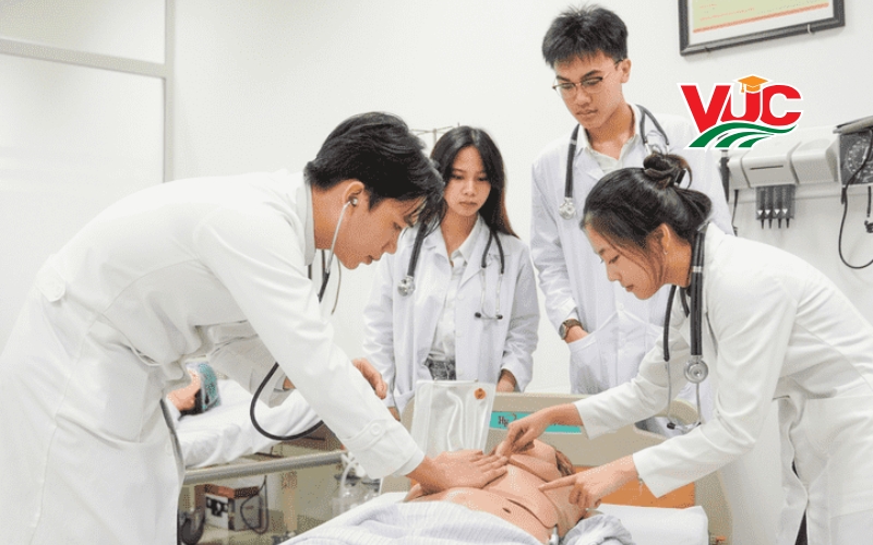 Điều kiện xét tuyển tại trường trung cấp học t7/cn có phức tạp không?