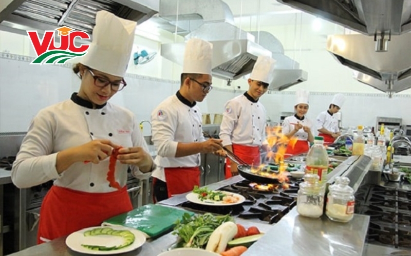 Khóa học Trung cấp Kỹ thuật chế biến món ăn online dành cho những ai?