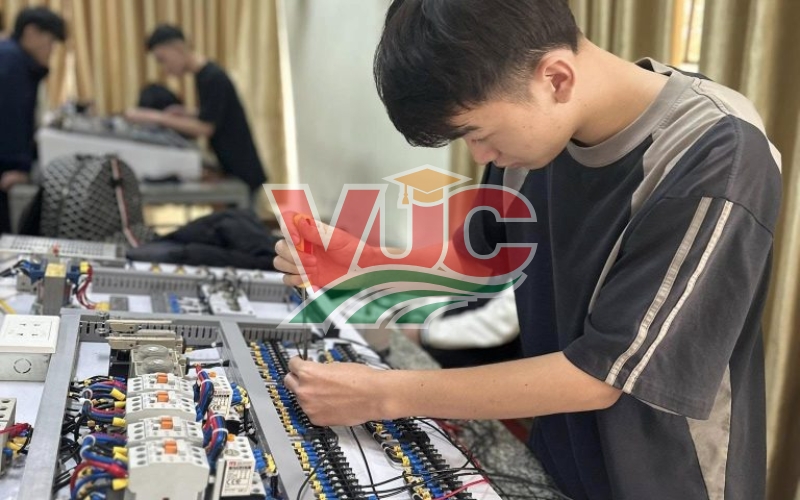 Thông tin lớp học ngành Điện Công nghiệp cuối tuần