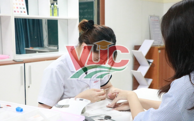 Học phí cho chương trình học từ xa ngành Chăm sóc sắc đẹp cuối tuần bao nhiêu?