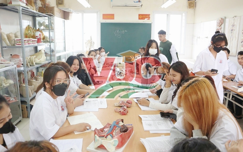 Khóa học liên thông Trung cấp Dược lên Đại học ngoài giờ hành chính có ưu điểm gì?