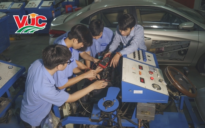 Bằng cấp chính quy và chi phí đào tạo minh bạch