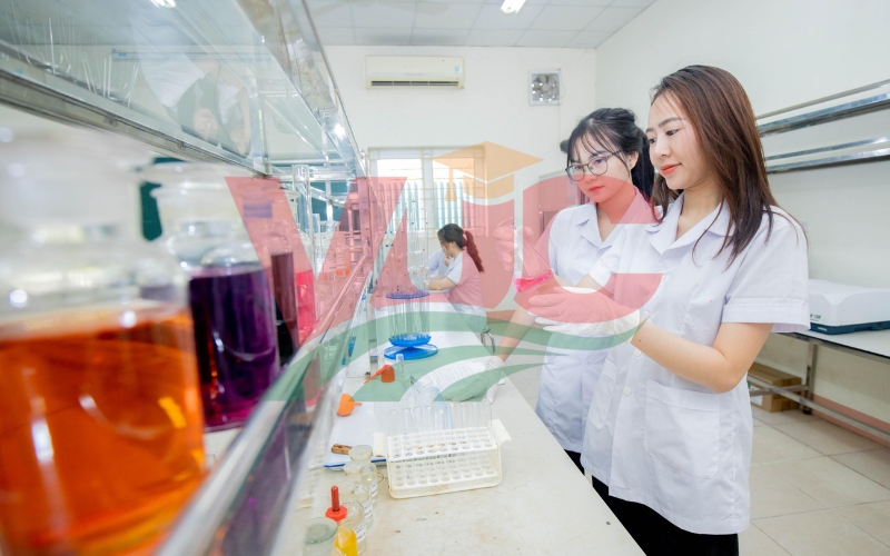 Chương trình học Dược hệ Trung cấp tại VUC