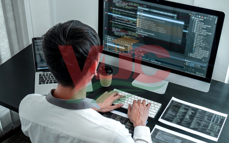 Học Trung cấp Công nghệ thông tin Online có cần đến trường không